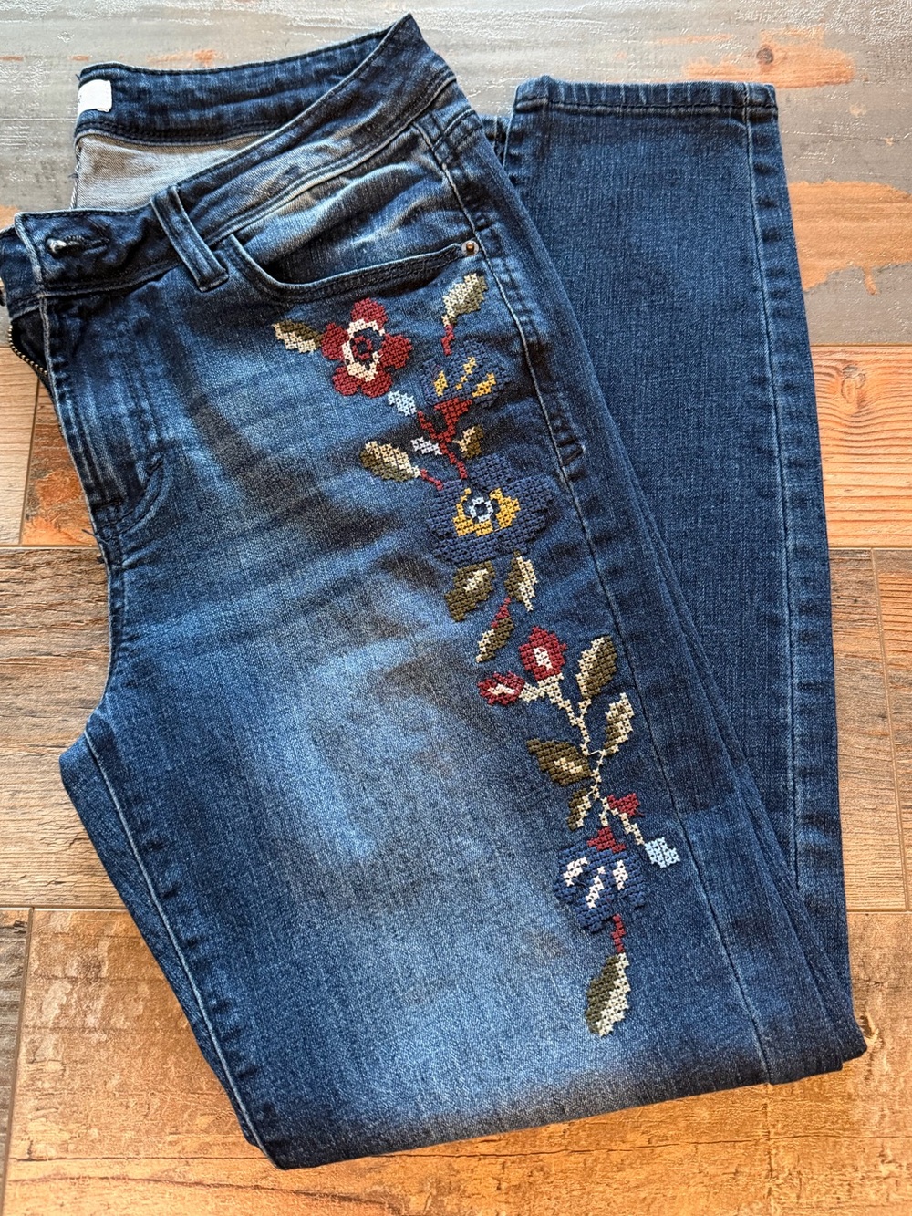 Kensie Dark Blue Skinny Jeans with Embroidered Floral Side